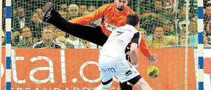 Groß, breit, schnell. Arpad Sterbik, hier mit Ciudad Real in der Champions League gegen den THW Kiel, ist kaum zu überwinden. Foto: dpa