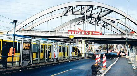Achtung. Nur Gelenkbusse können noch gefahrlos unter der Brücke durchfahren.