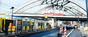 Achtung. Nur Gelenkbusse können noch gefahrlos unter der Brücke durchfahren.