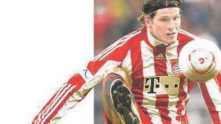 Er ragt heraus. Mario Gomez traf gegen Kaiserslautern dreimal und ist mit 15 Toren nun bester Schütze der Liga. Foto: dapd