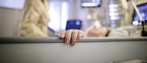  Eine Ärztin betreut eine Patientin auf der Intensivstation. 