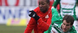 Der Fürther Stephan Fürstner (r) im Zweikampf mit dem Berliner Macchambes Younga-Mouhani.