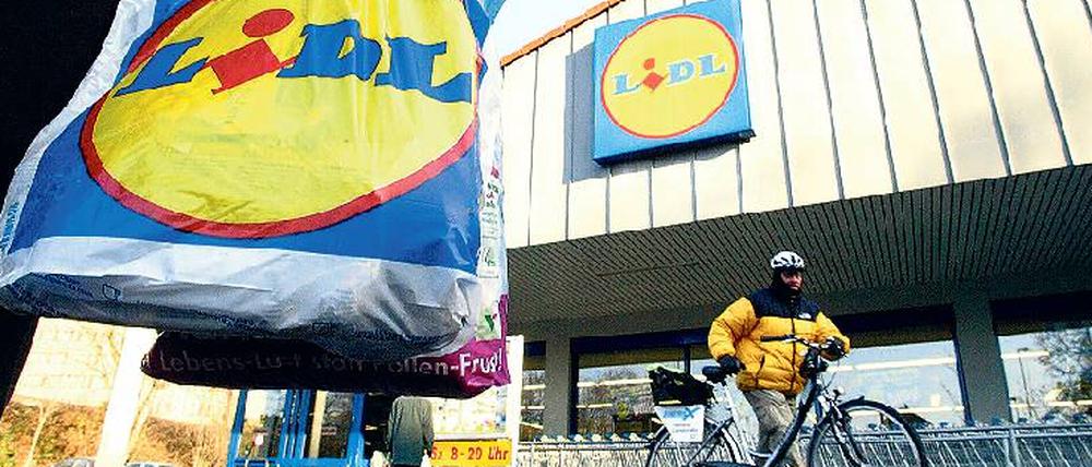 Zu Fuß zum Supermarkt. Bisher haben Discounter Parkflächen großzügig dimensioniert. Jetzt regt der Senat bei Neuansiedlungen eine deutliche Reduzierung der Stellplätze an. 