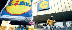 Zu Fuß zum Supermarkt. Bisher haben Discounter Parkflächen großzügig dimensioniert. Jetzt regt der Senat bei Neuansiedlungen eine deutliche Reduzierung der Stellplätze an. 