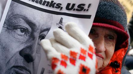 Immer wieder Amerika: Kritik an den USA, die Ägyptens Präsidenten Mubarak wie fast der ganze Westen lange unterstützt haben, gehört in Kairo bei den Protesten dazu. Doch jetzt erfahren die aus Amerika, dass Mubaraks Zeit ablaufen doch schneller ablaufen könnte: Die "New York Times" berichtet über Pläne, Mubarak nach Deutschland auszufliegen.