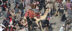 Auf dem Tahrir-Platz in Kairo kommt es zu gewaltsamen Zusammenstößen zwischen Anhängern und Gegnern des ägyptischen Präsidenten Hosni Mubarak. Die Gefolgsleute Mubaraks reiten zum Teil auf Pferden und Kamelen auf den Platz.