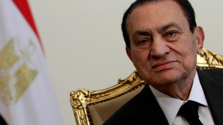 Der ägyptische Präsident Hosni Mubarak will offenbar nicht in ein deutsches Krankenhaus kommen. "Wir bedanken uns für das Angebot aus Deutschland, aber der Präsident braucht keine medizinische Behandlung", erklärt Mubaraks Stellvertreter, Vizepräsident Omar Suleiman. Es war spekuliert worden, Mubaraks Abgang könne durch einen Klinikaufenthalt in Deutschland beschleunigt werden.