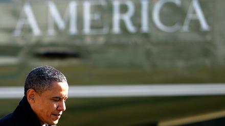 Die USA dringen mit aller Macht auf eine Wende in Ägypten. Während Präsident Hosni Mubarak weiter an seinem Amt festhält, laufen hinter seinem Rücken die Verhandlungen über eine Übergangslösung unter Beteiligung des Militärs. Nach einem Bericht der "New York Times" diskutieren die Regierung von Präsident Barack Obama mit ägyptischen Regierungsbeamten einen Vorschlag für einen sofortigen Rücktritt Mubaraks. 