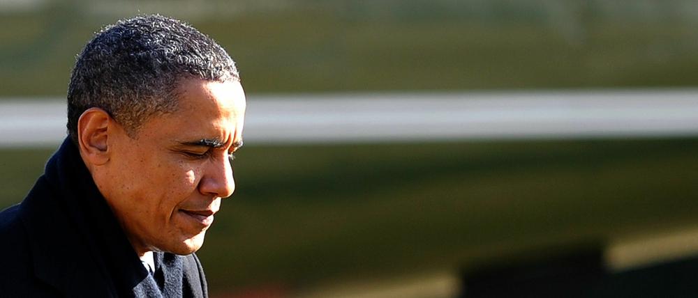 Die USA dringen mit aller Macht auf eine Wende in Ägypten. Während Präsident Hosni Mubarak weiter an seinem Amt festhält, laufen hinter seinem Rücken die Verhandlungen über eine Übergangslösung unter Beteiligung des Militärs. Nach einem Bericht der "New York Times" diskutieren die Regierung von Präsident Barack Obama mit ägyptischen Regierungsbeamten einen Vorschlag für einen sofortigen Rücktritt Mubaraks. 