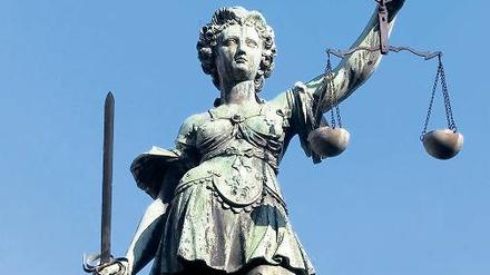 Man muss nicht immer klagen. Verbraucher können sich inzwischen in vielen Fällen an Ombudsstellen wenden, die versuchen, Streitfälle ohne Gerichtsverfahren zu lösen.