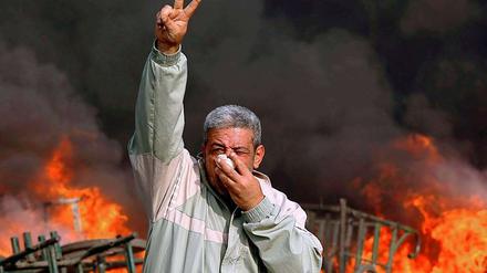 Der ägyptische Präsident Husni Mubarak hat am Freitag eine Ausgangssperre über das ganze Land verhängt - doch die Demonstranten weichen nicht.