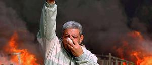 Der ägyptische Präsident Husni Mubarak hat am Freitag eine Ausgangssperre über das ganze Land verhängt - doch die Demonstranten weichen nicht.