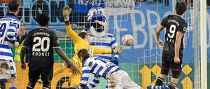 Goran Sukalo (Mitte) macht alles klar und trifft per Kopf zum 2:0 für seinen MSV.