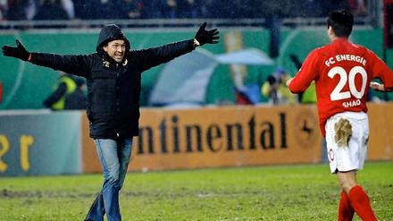 Claus-Dieter Wollitz (l.) steht dank des Treffers von Jiayi Shao (r.) im Halbfinale des DFB-Pokals.