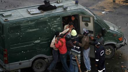 Vor den für Freitag angekündigten Massenprotesten wird das Internet in Ägypten lahmgelegt. Zahlreiche Regimegegner werden festgenommen.