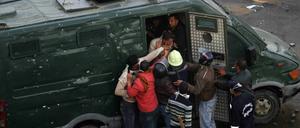 Vor den für Freitag angekündigten Massenprotesten wird das Internet in Ägypten lahmgelegt. Zahlreiche Regimegegner werden festgenommen.