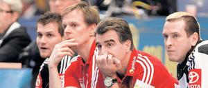 Gesichter des Grauens. Das Spiel gegen Norwegen war auch für Trainer Brand (Zweiter von rechts) nur im Sitzen zu ertragen. 