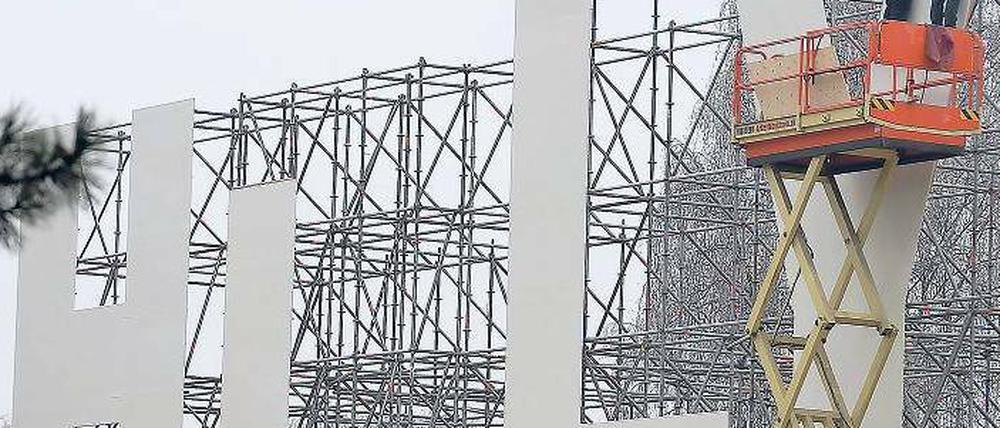 Hlly-was? Noch ist der 53 Meter lange „Holy Wood“-Schriftzug am Rande des Tiergartens nur zu erahnen. 