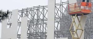 Hlly-was? Noch ist der 53 Meter lange „Holy Wood“-Schriftzug am Rande des Tiergartens nur zu erahnen. 