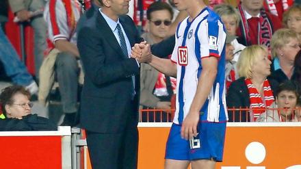 Hertha-Trainer Markus Babbel (l.) setzt im Sturmzentrum mal wieder auf den Kanadier Rob Friend.