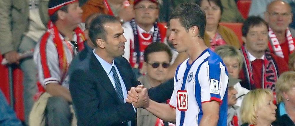 Hertha-Trainer Markus Babbel (l.) setzt im Sturmzentrum mal wieder auf den Kanadier Rob Friend.