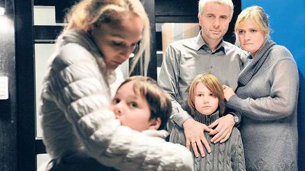 Schwerer Abschied. Nicole (Petra Schmidt-Schaller, li.) fasst einen heroischen Entschluss: Sie lässt ihren Sohn Dennis gehen. Foto: SWR