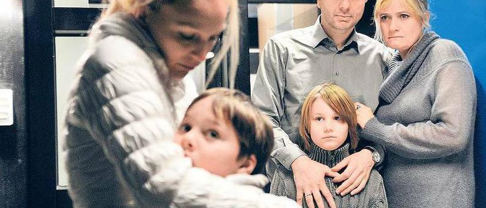 Schwerer Abschied. Nicole (Petra Schmidt-Schaller, li.) fasst einen heroischen Entschluss: Sie lässt ihren Sohn Dennis gehen. Foto: SWR