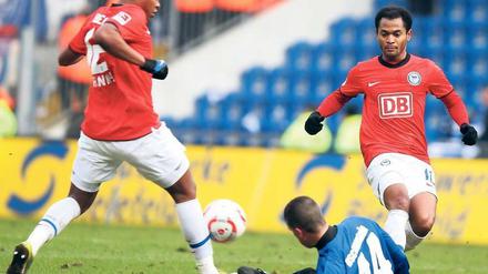 Bruder-Zange. Ronny (links) und Raffael spielten Bielefeld schwindelig. Ronny erzielte sogar sein erstes Pflichtspieltor für Hertha. Foto: dpa
