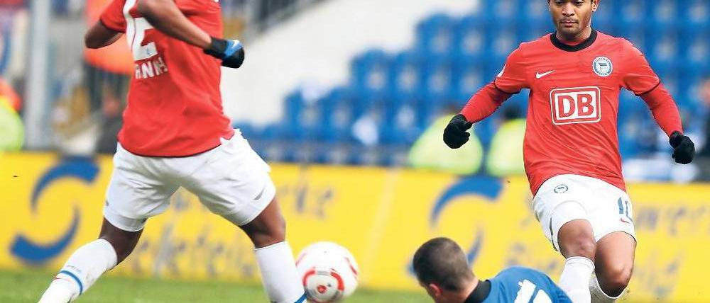 Bruder-Zange. Ronny (links) und Raffael spielten Bielefeld schwindelig. Ronny erzielte sogar sein erstes Pflichtspieltor für Hertha. Foto: dpa