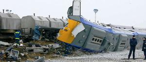Bei einem der schwersten Zugunglücke in Deutschland seit Jahren sind nahe Oschersleben in Sachsen-Anhalt mindestens zehn Menschen ums Leben gekommen. 