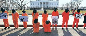 Der lange Schatten des Lagers. Menschenrechtler fordern in einer Protestaktion vor dem Weißen Haus die Schließung von Guantanamo. Foto: Jim Young/Reuters