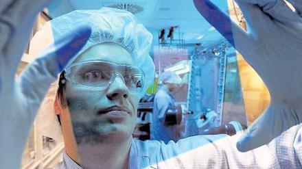Vorausschauend. Rund vier Milliarden hat der Autozulieferer Bosch im vergangenen Jahr in die Forschung und Entwicklung investiert. Etwa die Hälfte dieses Etats fließt regelmäßig in Produkte, die Energie und Ressourcen sparen sollen – wie zum Beispiel diese organischen Solarzellen. Foto: dpa