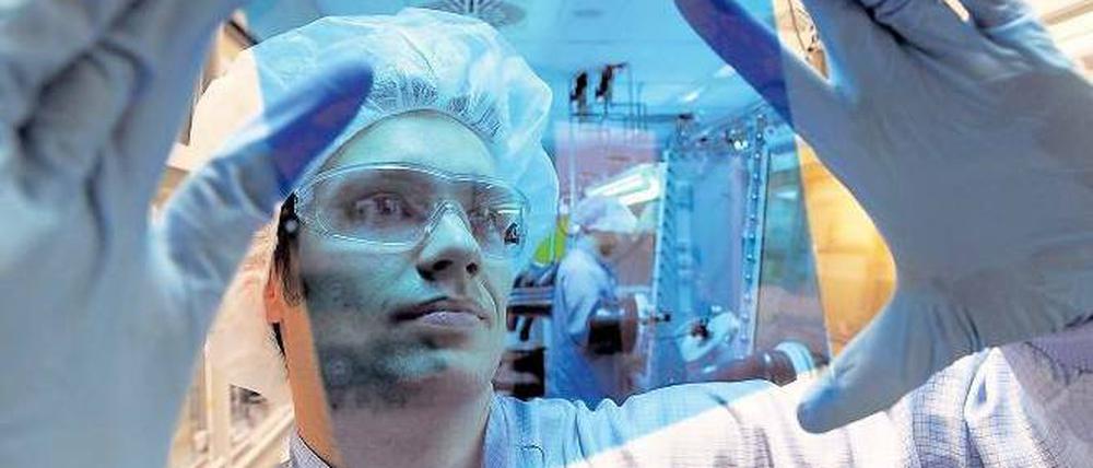 Vorausschauend. Rund vier Milliarden hat der Autozulieferer Bosch im vergangenen Jahr in die Forschung und Entwicklung investiert. Etwa die Hälfte dieses Etats fließt regelmäßig in Produkte, die Energie und Ressourcen sparen sollen – wie zum Beispiel diese organischen Solarzellen. Foto: dpa