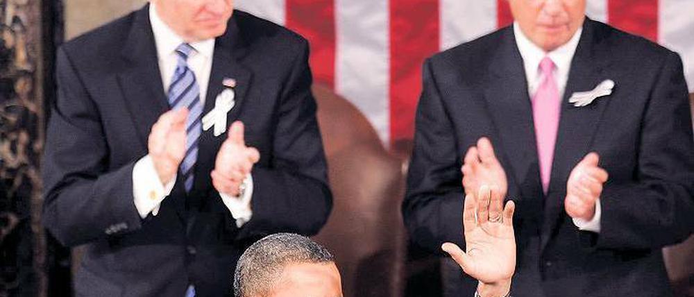Selbstbewusst. Trotz des Wahlerfolges der Republikaner im November sieht sich Barack Obama (vorn) nicht in der Defensive. Beifall für seine Rede zur Lage der Nation gab es nicht nur von seinem Vize Joe Biden (links), sondern auch vom republikanischen Präsidenten des Repräsentantenhauses John Boehner. Foto: Mike Theiler/dpa
