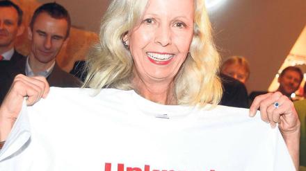 Wie es ihr gefällt. Catherine von Fürstenberg-Dussmann mit Präsent. Foto: Davids
