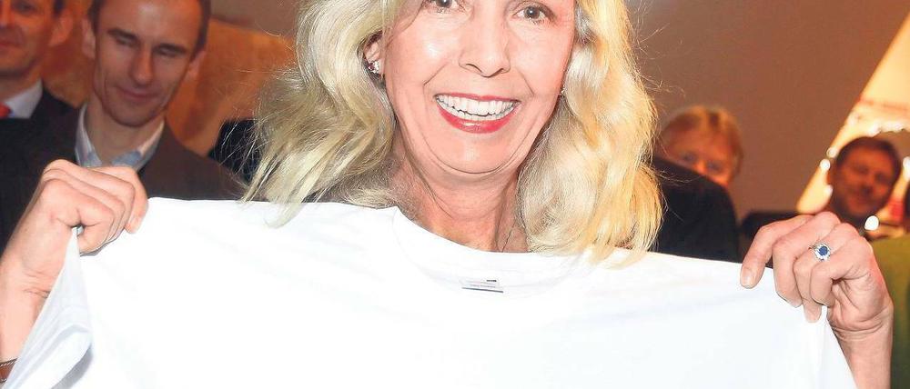 Wie es ihr gefällt. Catherine von Fürstenberg-Dussmann mit Präsent. Foto: Davids