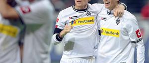 Die Gladbacher Tobias Levels und Havard Nordtveit (r.) feiern den Sieg.