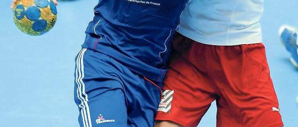 Nicht zu stoppen. Der Franzose Nikola Karabatic (links) spielte überragend. Foto: dpa