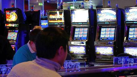 Daddeln bis der Arzt kommt. Im Casino Berlin auf dem Alexanderplatz am Fuß des Fernsehturms sind die Spielautomaten gut besetzt.