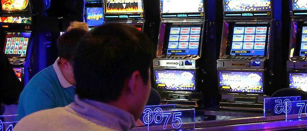 Daddeln bis der Arzt kommt. Im Casino Berlin auf dem Alexanderplatz am Fuß des Fernsehturms sind die Spielautomaten gut besetzt.