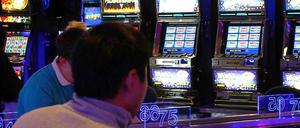 Daddeln bis der Arzt kommt. Im Casino Berlin auf dem Alexanderplatz am Fuß des Fernsehturms sind die Spielautomaten gut besetzt.