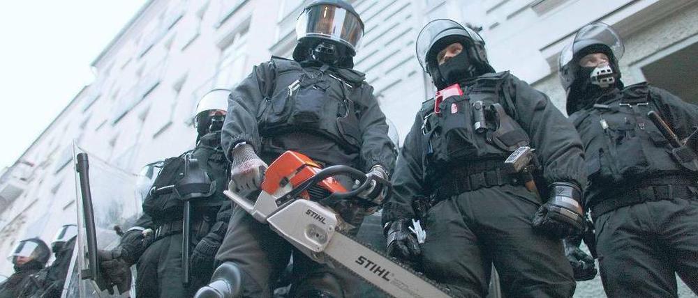 Schweres Gerät. Bei der Räumung des verbarrikadierten Hauses musste die Polizei auch Motorsägen und Vorschlaghammer einsetzen. Foto: dpa