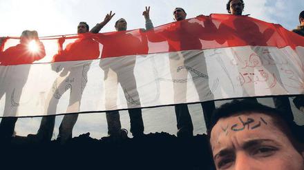 Aufgebracht. Auf dem Tahrir-Platz im Zentrum Kairos demonstrieren Hunderttausende für eine Demokratisierung des Landes. Darunter sind auch viele arbeitslose Hochschulabsolventen. Mit einem Regimewechsel verbinden sie die Hoffnung auf neue Stellen etwa im Bildungs- und Gesundheitswesen.