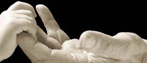 Aus jung wird alt. Die Lebenserwartung steigt immer weiter an. Warum wir überhaupt altern, ist unter Wissenschaftlern umstritten. Denkbar, dass für den Körper nur eine bestimmte Lebensspanne vorgesehen ist. Jenseits von dieser beginnt das Altern. 