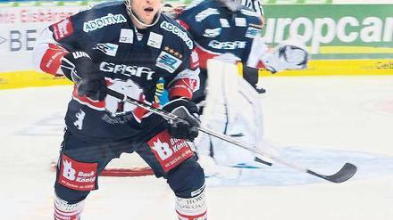 Der Beste ist der Erste. Berlins Topscorer Derrick Walser schießt sein Team gegen Wolfsburg in Führung. 