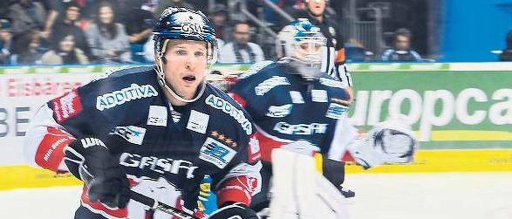 Der Beste ist der Erste. Berlins Topscorer Derrick Walser schießt sein Team gegen Wolfsburg in Führung. 