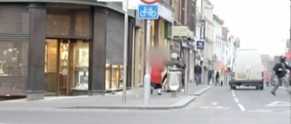 Eine etwa 70-jährige Dame griff beherzt ein.