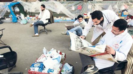 Warten auf den Wandel. Auf dem Tahrir-Platz haben Ärzte eine provisorische Klinik eingerichtet.