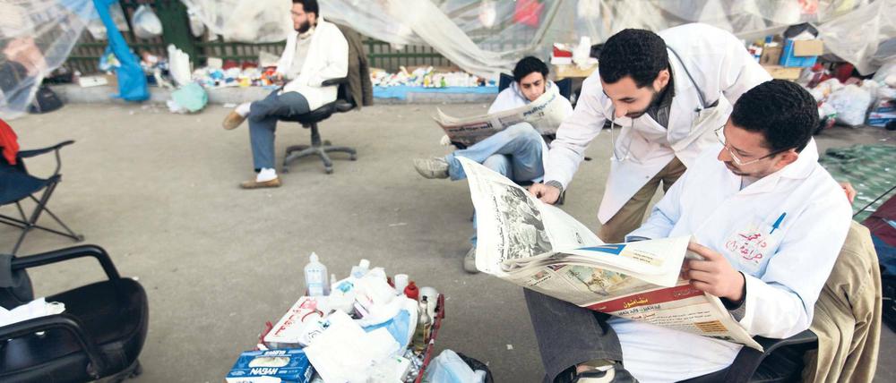 Warten auf den Wandel. Auf dem Tahrir-Platz haben Ärzte eine provisorische Klinik eingerichtet. 