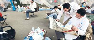 Warten auf den Wandel. Auf dem Tahrir-Platz haben Ärzte eine provisorische Klinik eingerichtet.